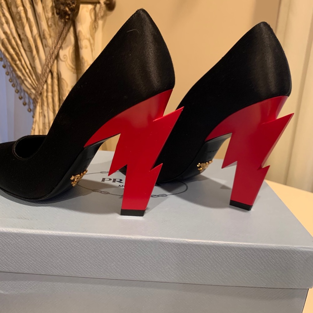 Prada
 Thunder Pumps
 36 - Picture 6 of 11